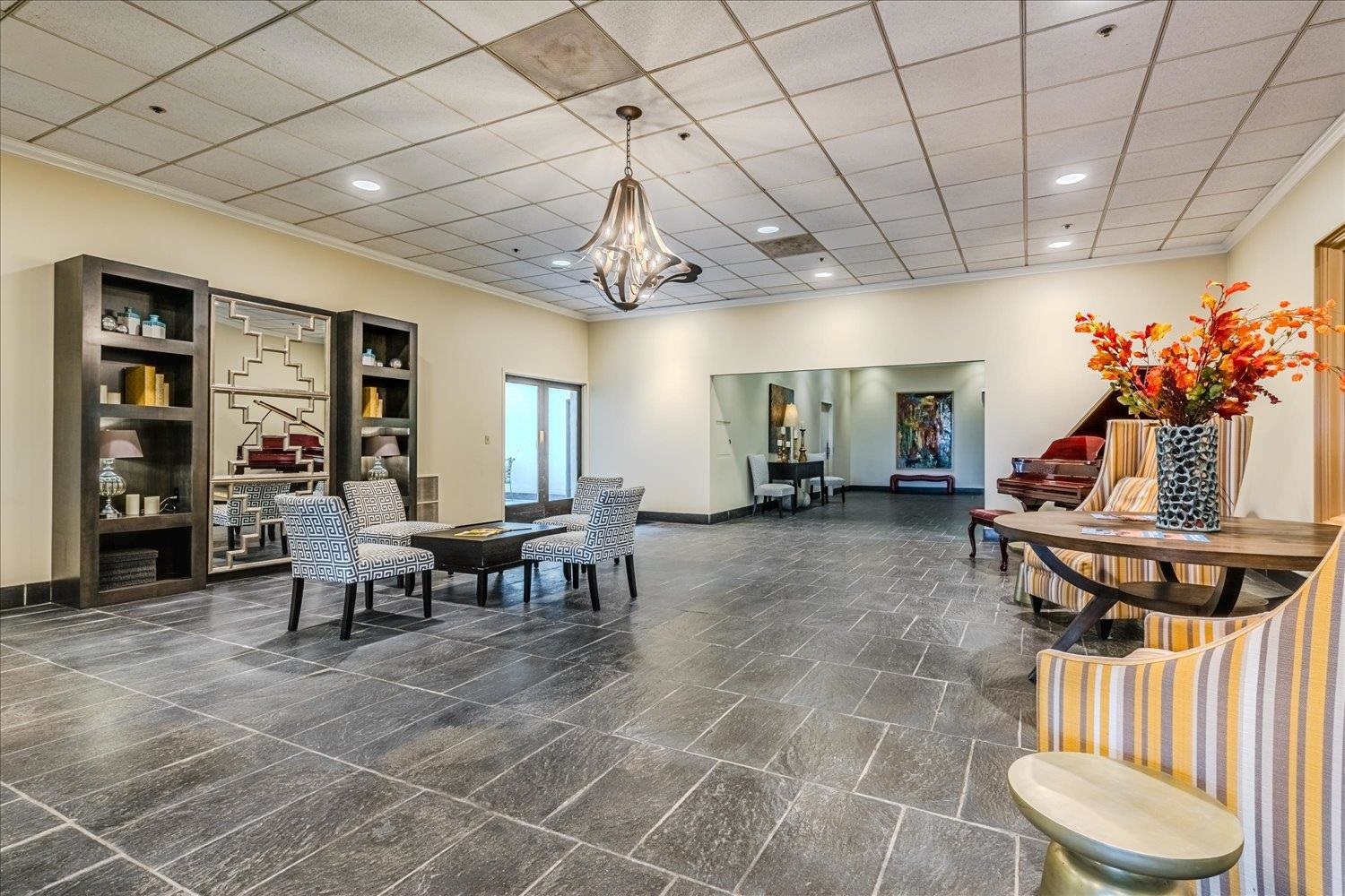 200 Wagner Place, Unit 706 Memphis, TN 38103 - Photo 20 of 32 a view of a dining room with furniture