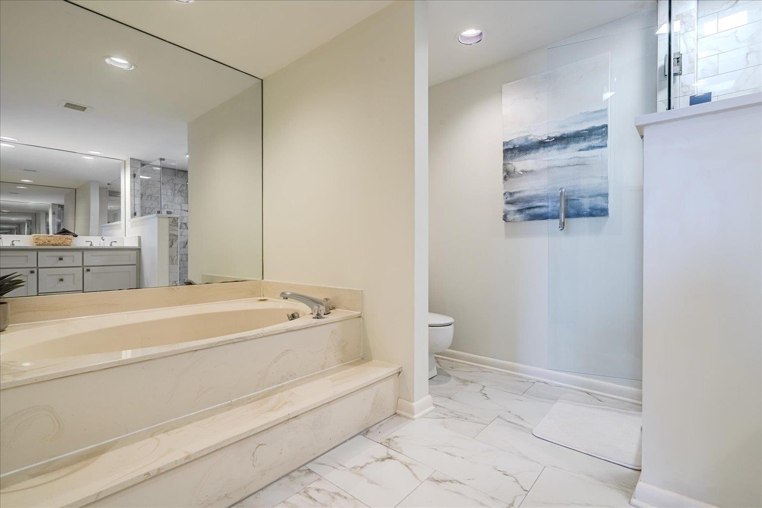 200 Wagner Place, Unit 706 Memphis, TN 38103 - Photo 24 of 32 a spacious bathroom with a bathtub sink and toilet