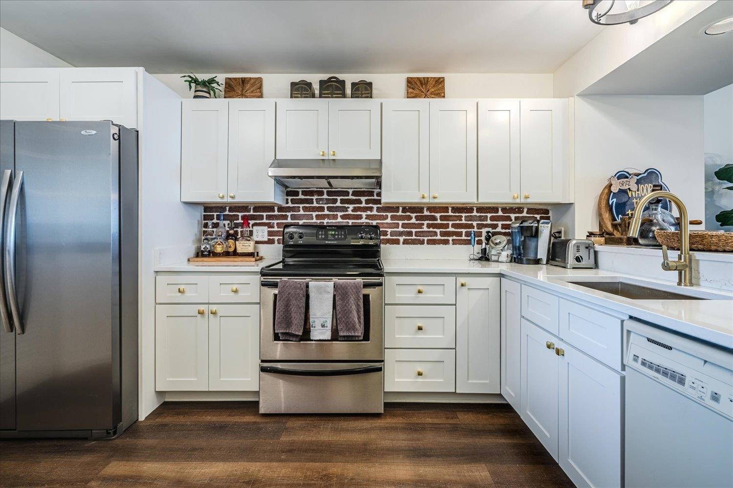 200 Wagner Place, Unit 706 Memphis, TN 38103 - Photo 5 of 32 a kitchen with white cabinets and appliances