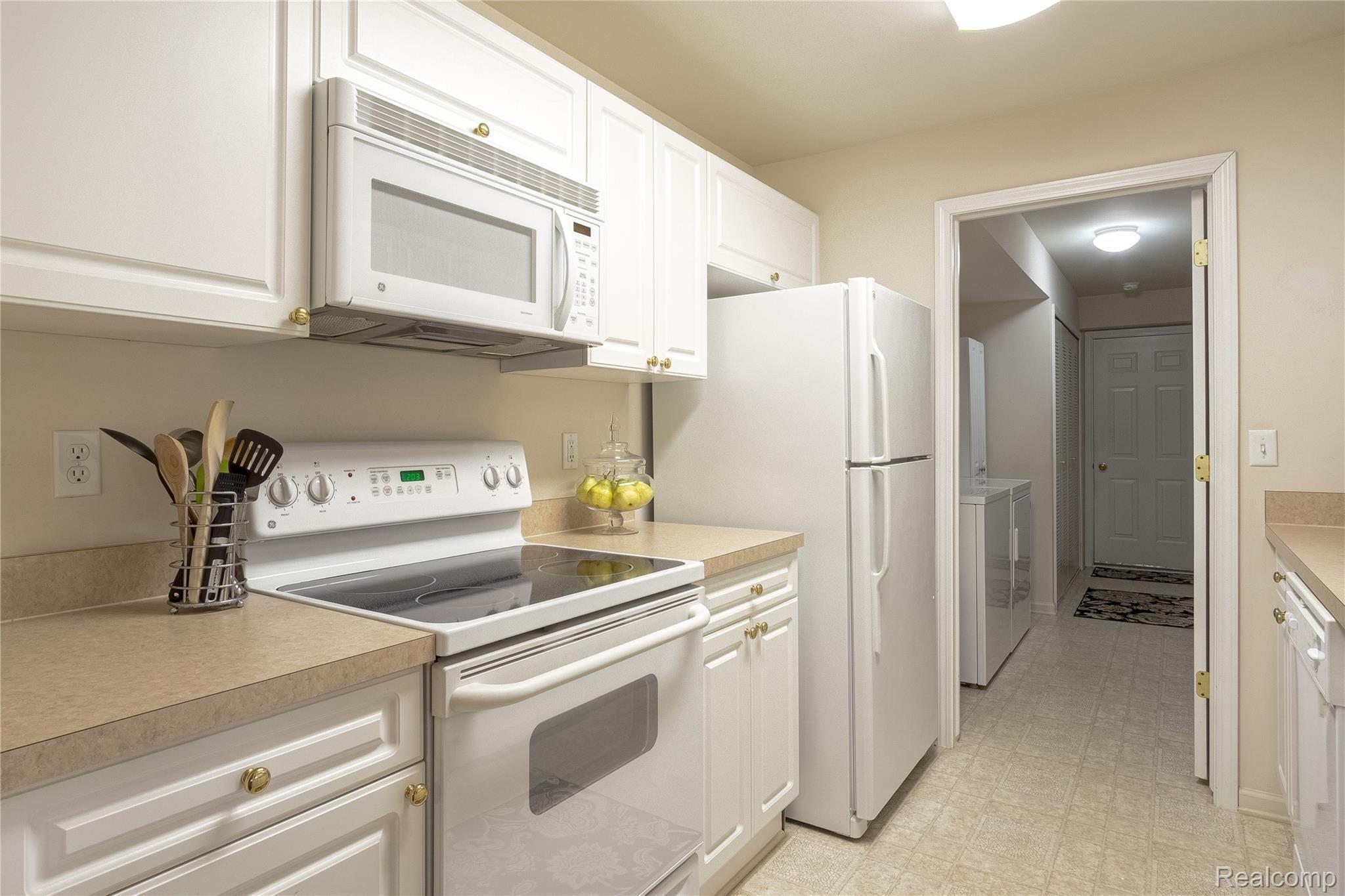 3495 Tremonte Circle, Unit 211 Rochester, MI 48306 - Photo 13 of 37 Interiors (10 of 24).jpg