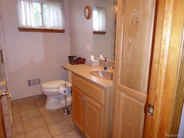 668 Lockmoore Court Rochester, MI 48307 - Photo 20 of 22 P1000397.JPG