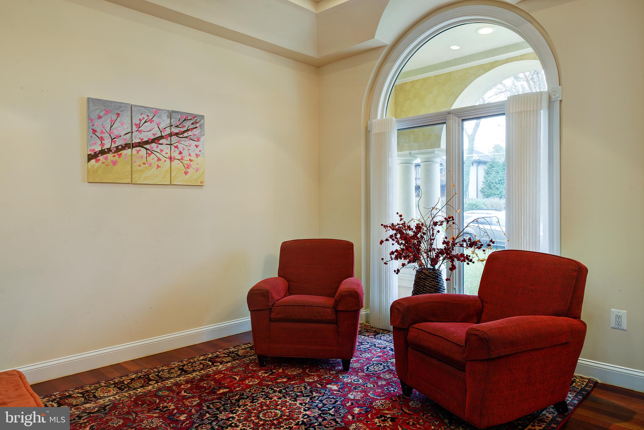 1309 Calder Road McLean, VA 22101 - Photo 14 of 25 Living Room w/beautiful Arched Palladian Transom