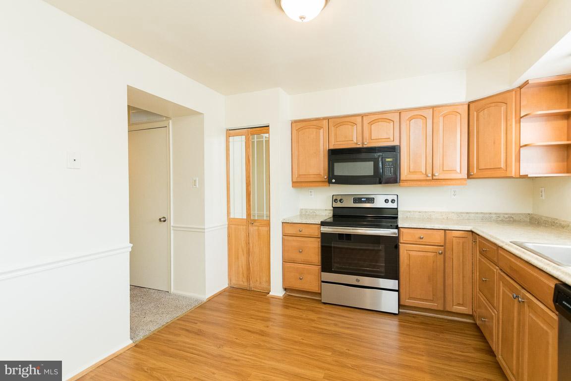 13006 Country Ridge Drive Germantown, MD 20874 - Photo 8 of 25 Kitchen - NEW Laminate Floor, Table Space, Pantry