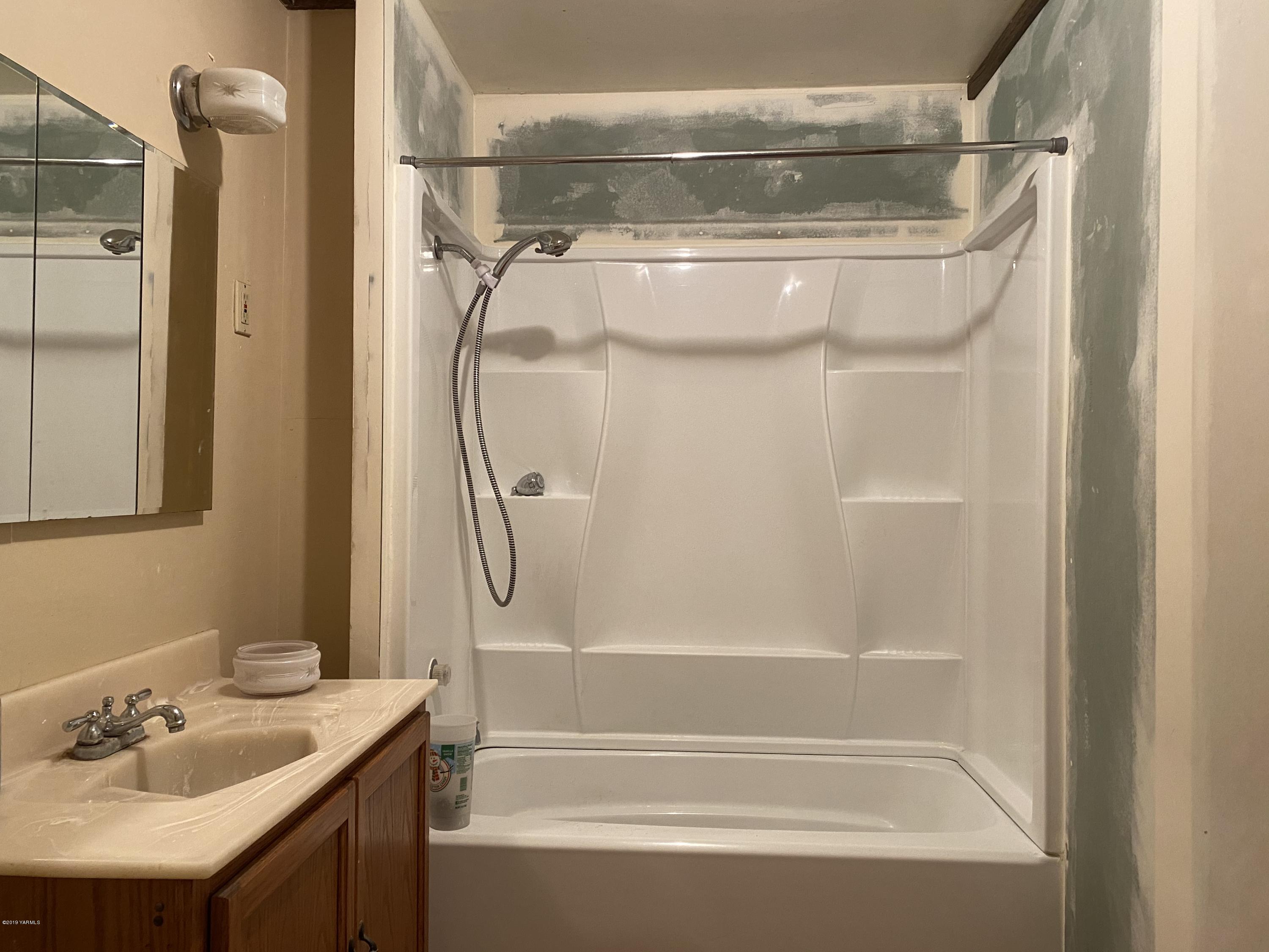 9161 South Naches Road Naches, WA 98937 - Photo 8 of 11 a bathroom with a shower and a bath tub
