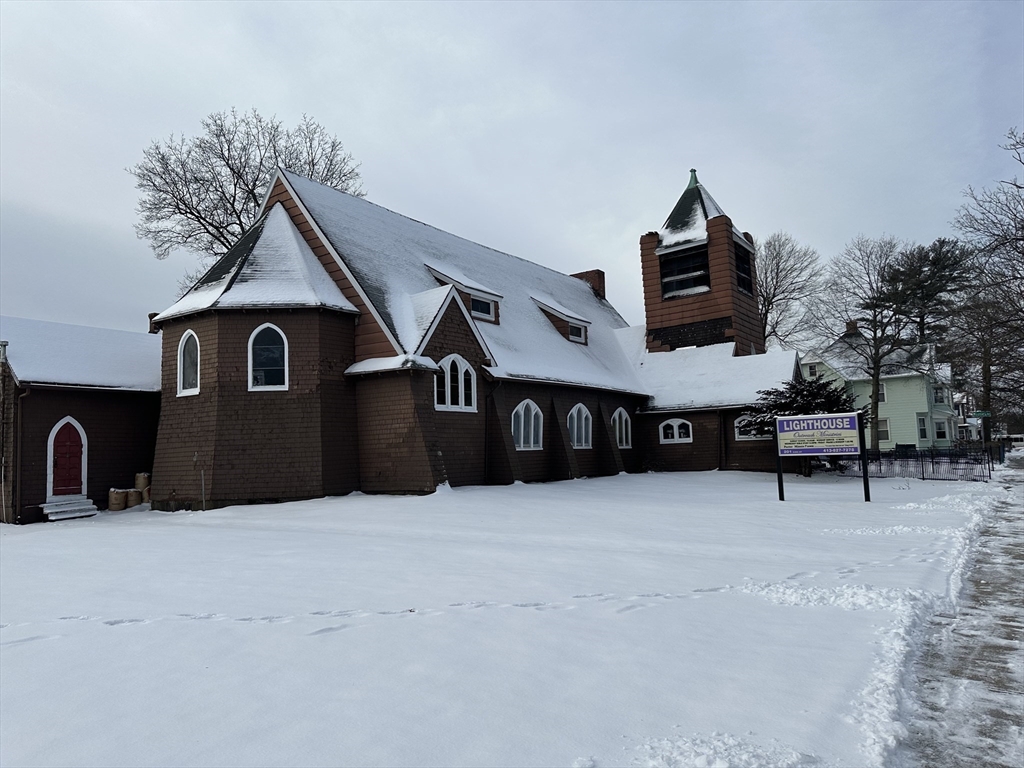 201 King Street Springfield, MA 01109 - Photo 2 of 12 a big room with closet