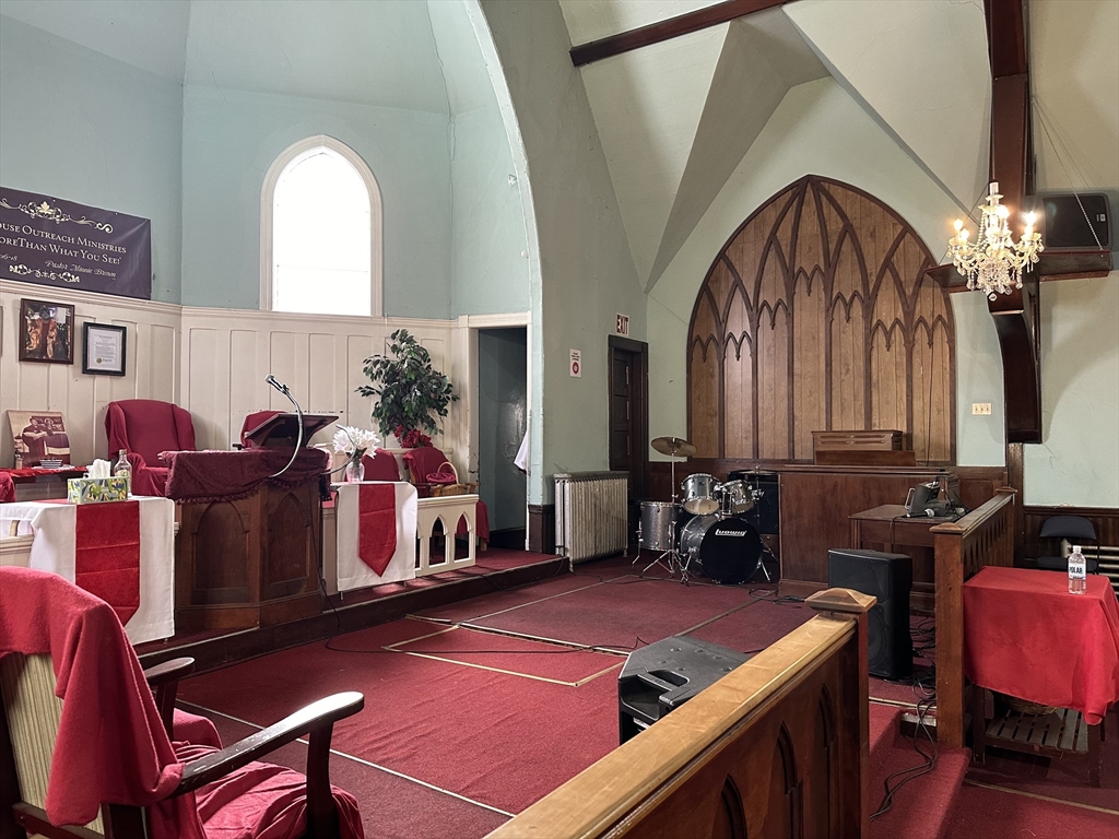 201 King Street Springfield, MA 01109 - Photo 7 of 12 a room with furniture and musical instruments