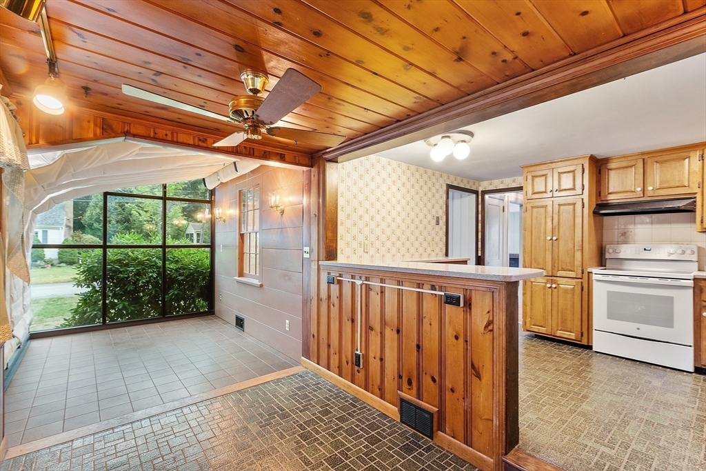 71 Wescroft Road Reading, MA 01867 - Photo 8 of 40 Gallery Image 8