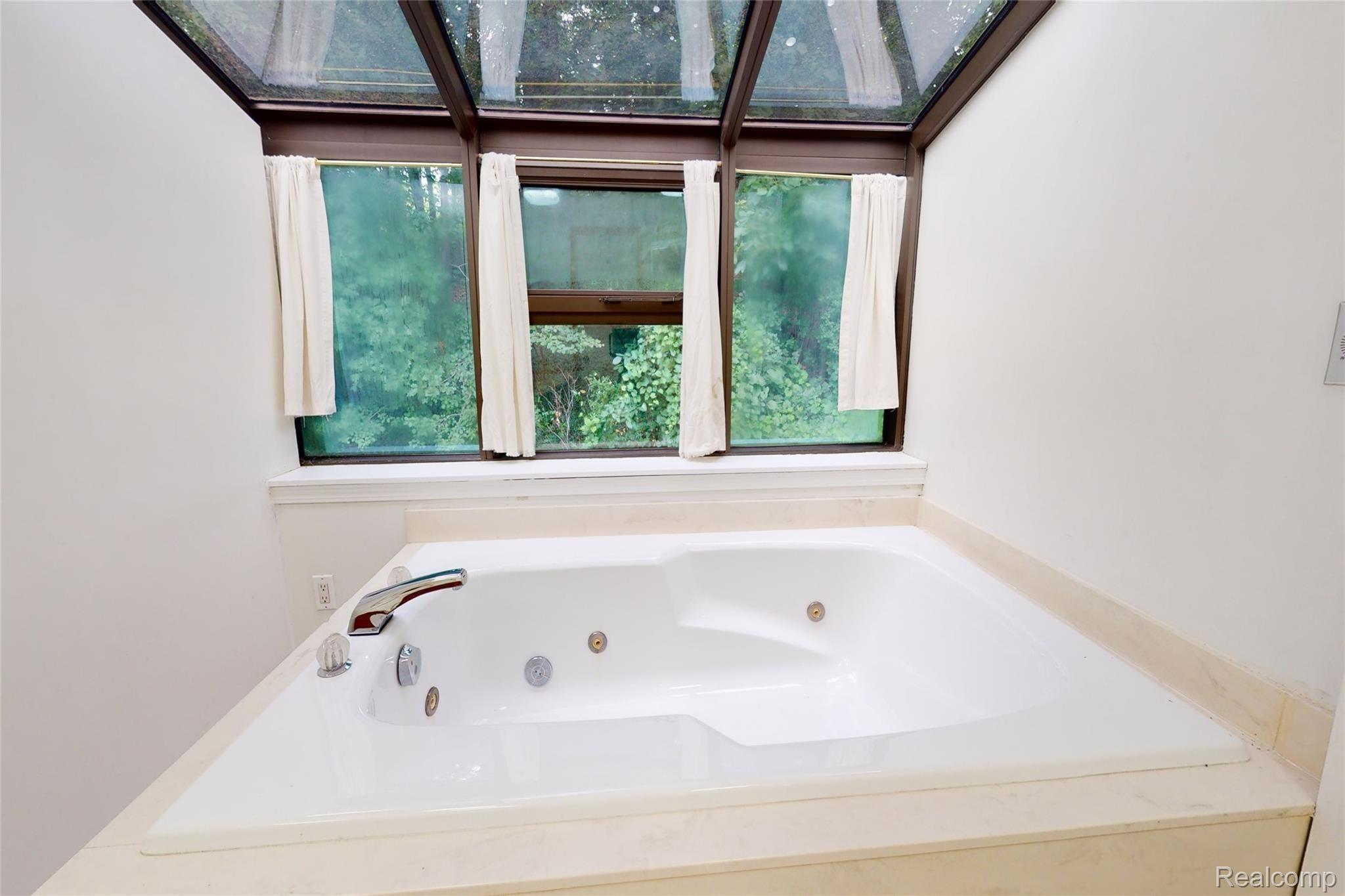 4785 Pickering Road Bloomfield Hills, MI 48301 - Photo 15 of 28 Large jetted tub