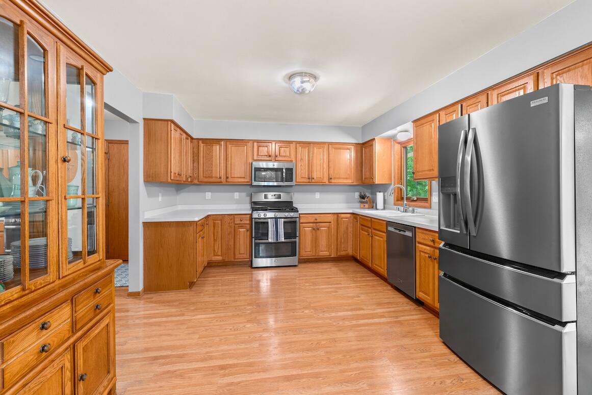 126 North Lapham Peak Road Delafield, WI 53018 - Photo 17 of 38 Kitchen