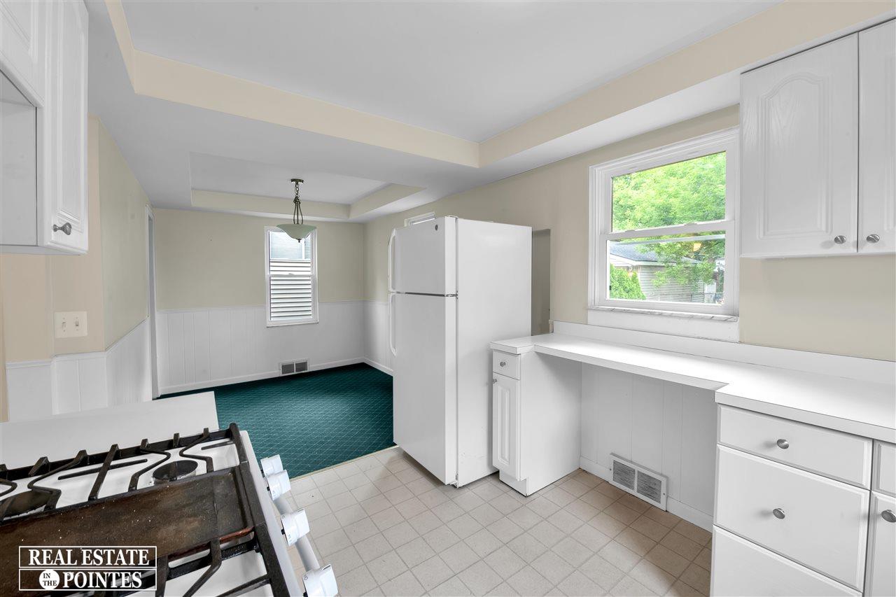 2050 Roslyn Road Grosse Pointe Woods, MI 48236 - Photo 19 of 30