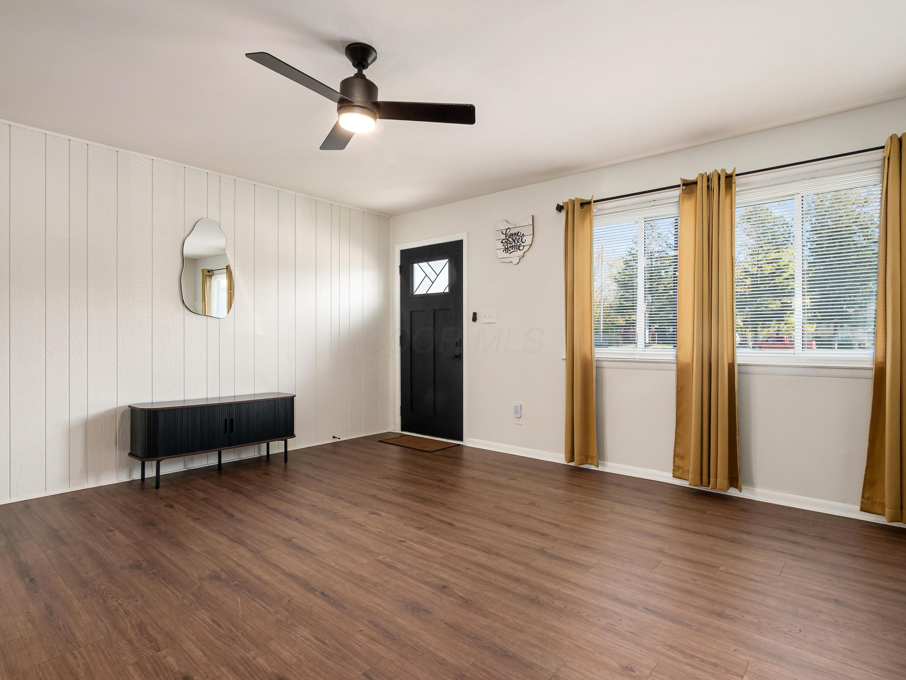 1543 South Hamilton Road Columbus, OH 43227 - Photo 5 of 31 living room