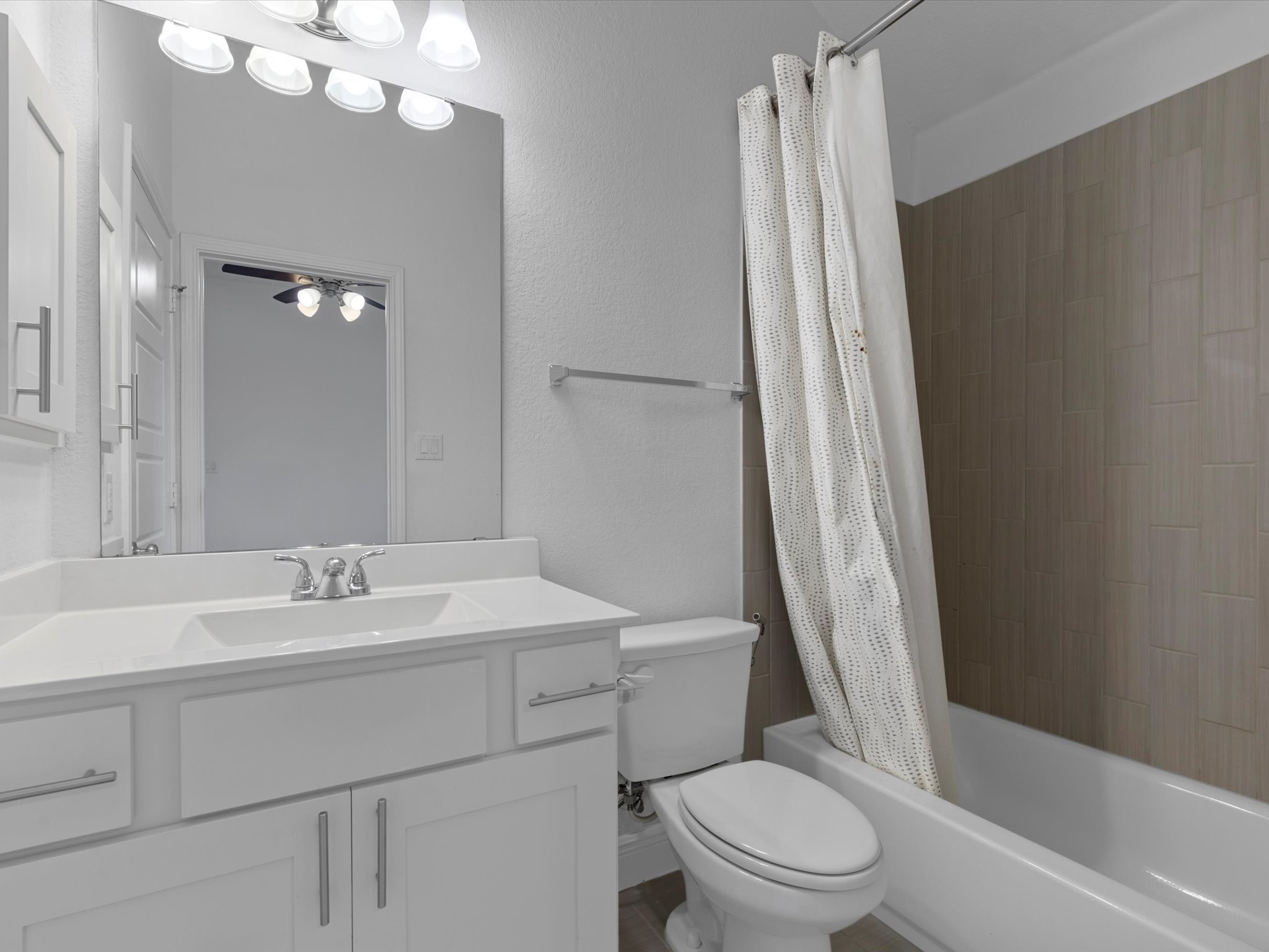 1009 Deer Rim Road Leander, TX 78641 - Photo 22 of 40 The full ensuite secondary bathroom comes with a shower/tub combo and a contemporary vanity.