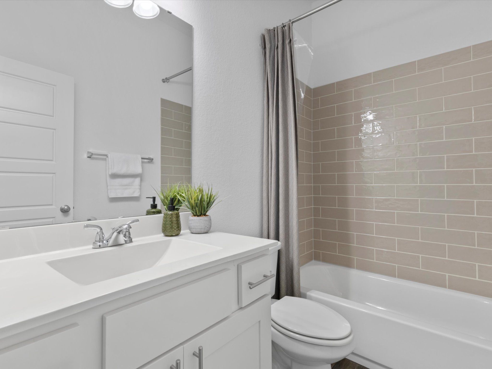 1009 Deer Rim Road Leander, TX 78641 - Photo 25 of 40 The full guest bathroom is located in the secondary bedroom hallway and comes with a shower/tub combo and a contemporary vanity.