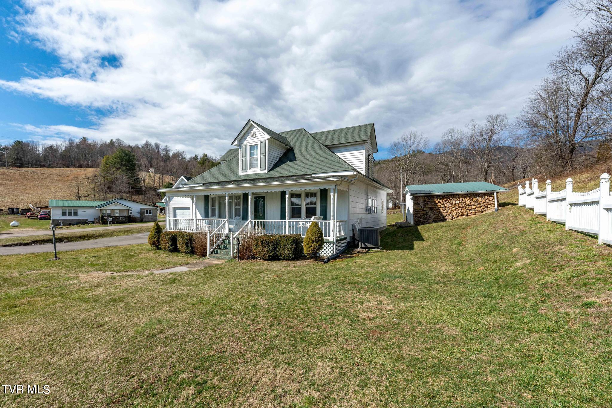 1895 Pine Orchard Road Butler, TN 37640 - Photo 2 of 51 1895 Pine Orchard Road (14 of 56)
