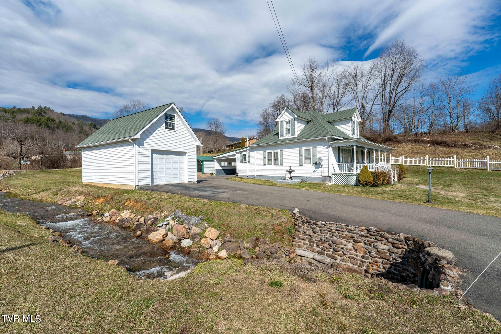 1895 Pine Orchard Road Butler, TN 37640 - Photo 4 of 51 1895 Pine Orchard Road (2 of 56)