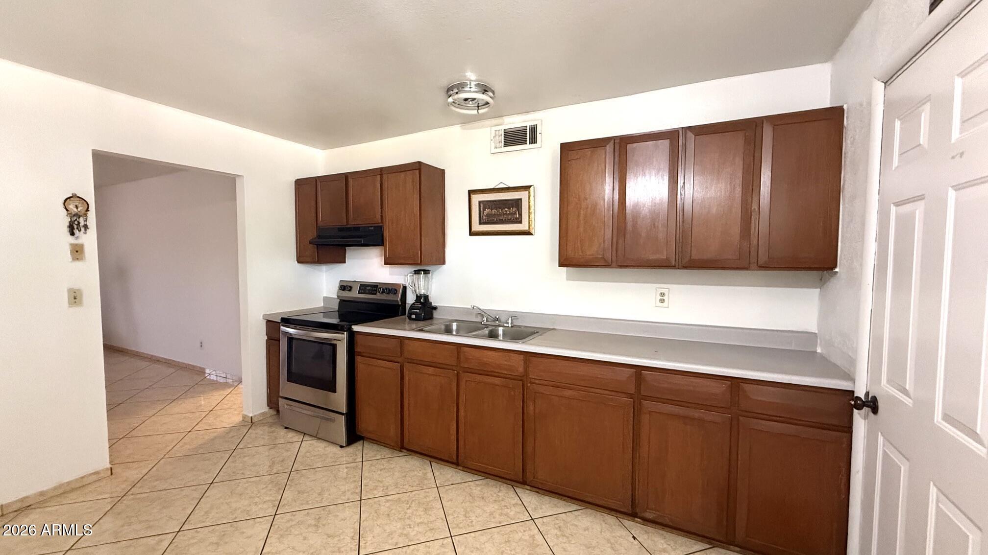 1802 West Darrel Road Phoenix, AZ 85041 - Photo 7 of 26 Kitchen