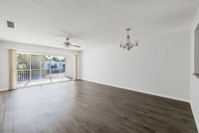 $2,000 | 600 Royal Palm Boulevard, Unit 6A, Vero Beach, FL 32960