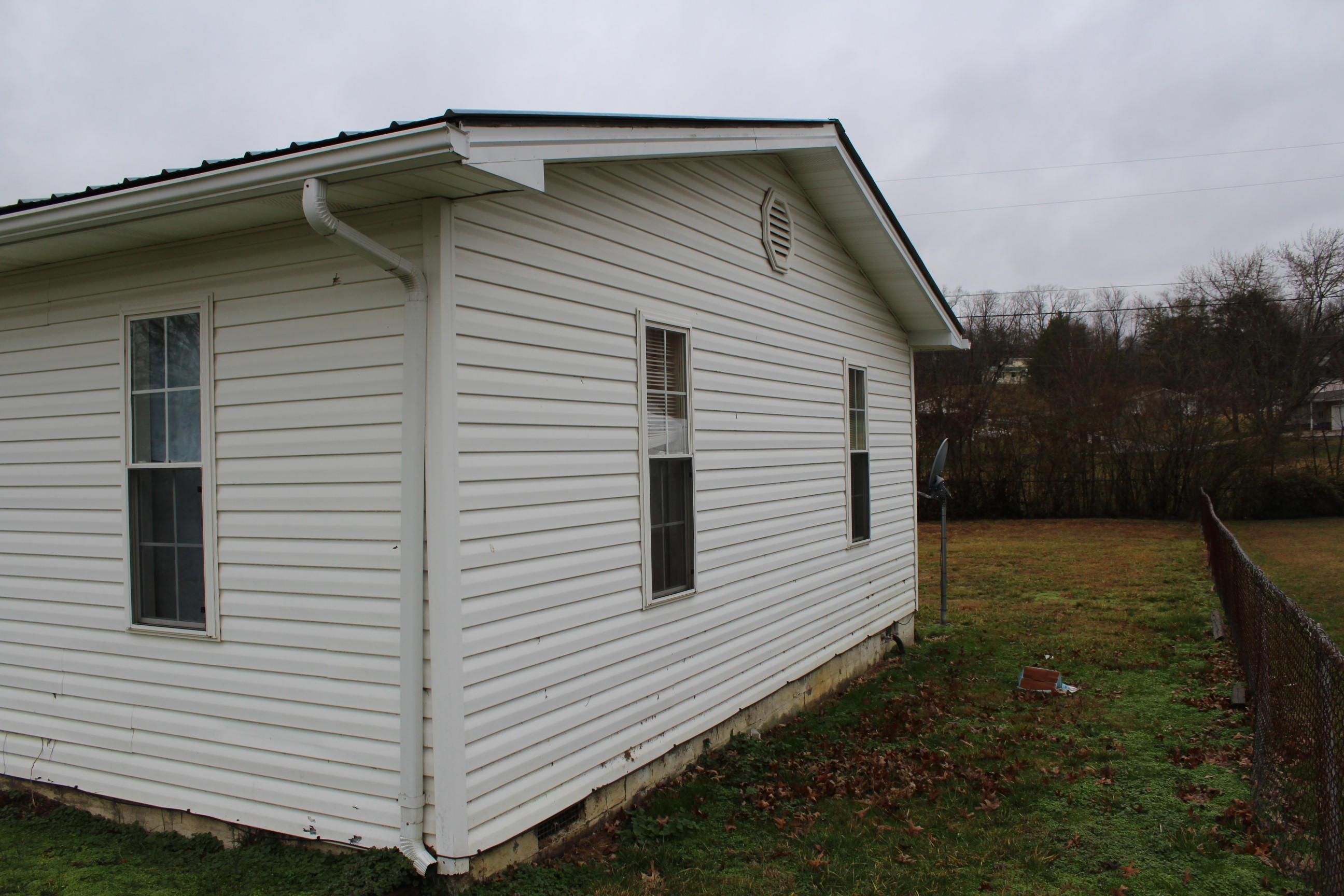 631 Sheppard Road Oneida, TN 37841 - Photo 3 of 19 023