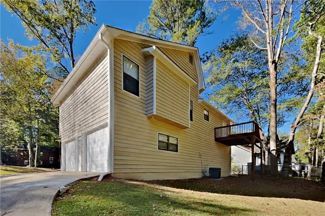 a view of a house with a yard