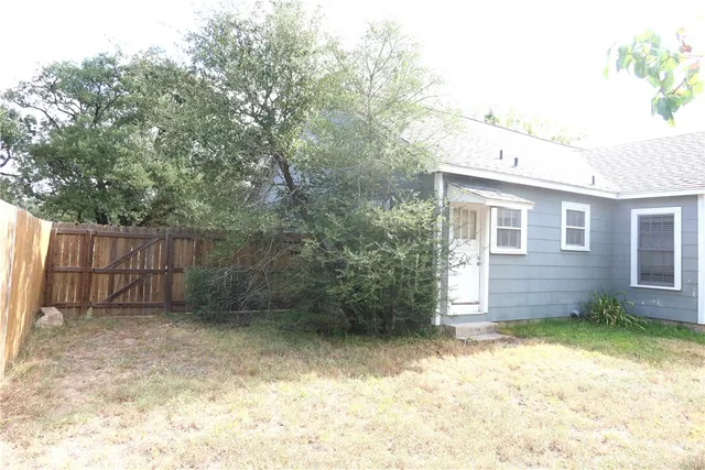 a view of a backyard