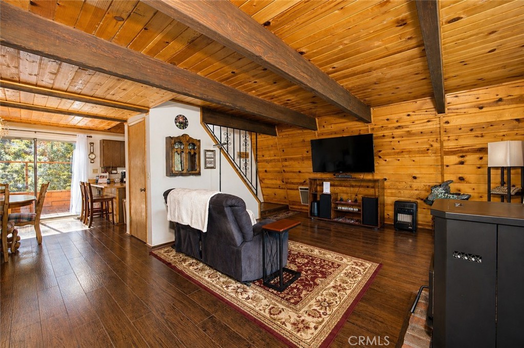 1916 Rustic Way Pine Mountain Club, CA 93222 - Photo 4 of 17 Livingroom from entryway