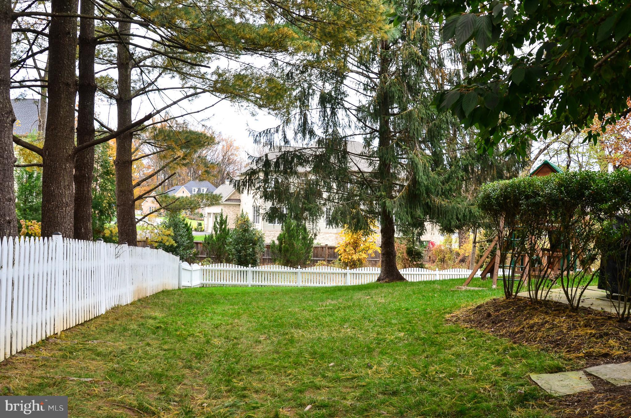 9712 Spring Ridge Lane Vienna, VA 22182 - Photo 5 of 46 Large fenced yard