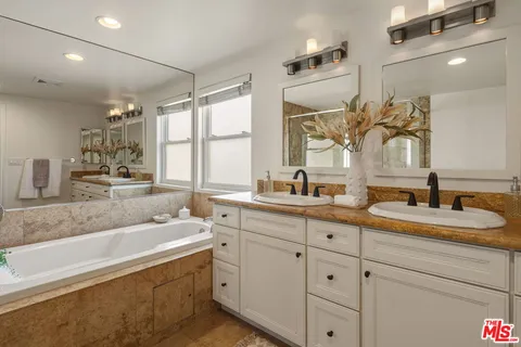 $1,595,000 | 1717 South Barrington Avenue, Unit 103, Los Angeles, CA 90025