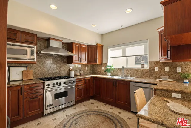 $1,595,000 | 1717 South Barrington Avenue, Unit 103, Los Angeles, CA 90025