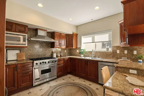 $1,595,000 | 1717 South Barrington Avenue, Unit 103, Los Angeles, CA 90025