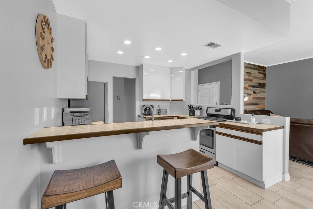 28 Oak Tree Drive Rancho Mirage, CA 92270 - Photo 14 of 41 Kitchen couter