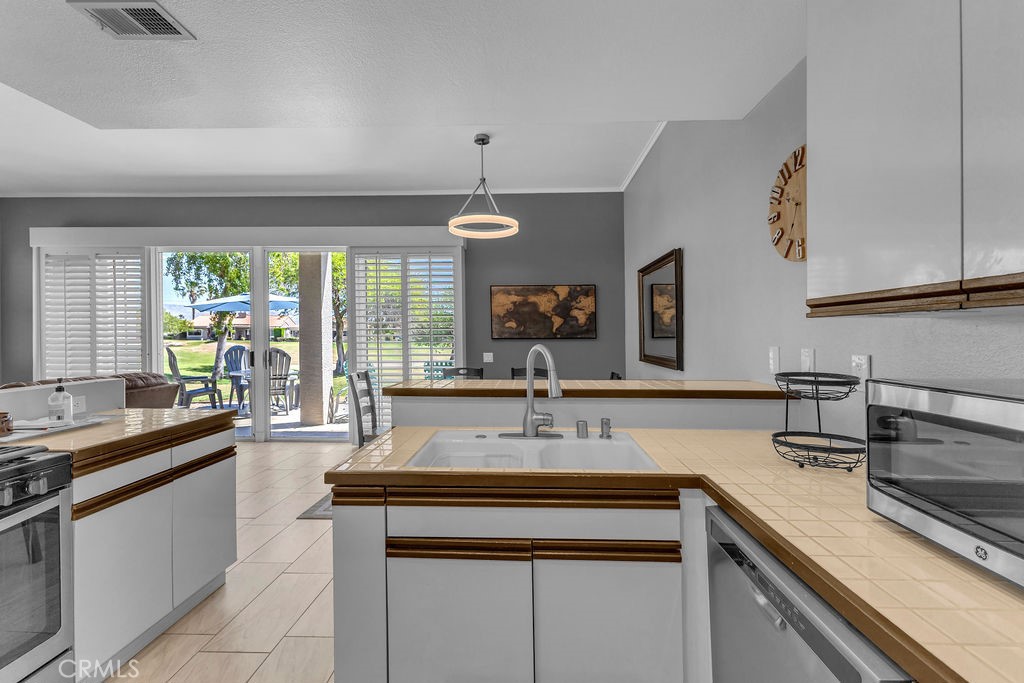 28 Oak Tree Drive Rancho Mirage, CA 92270 - Photo 18 of 41 Kitchen