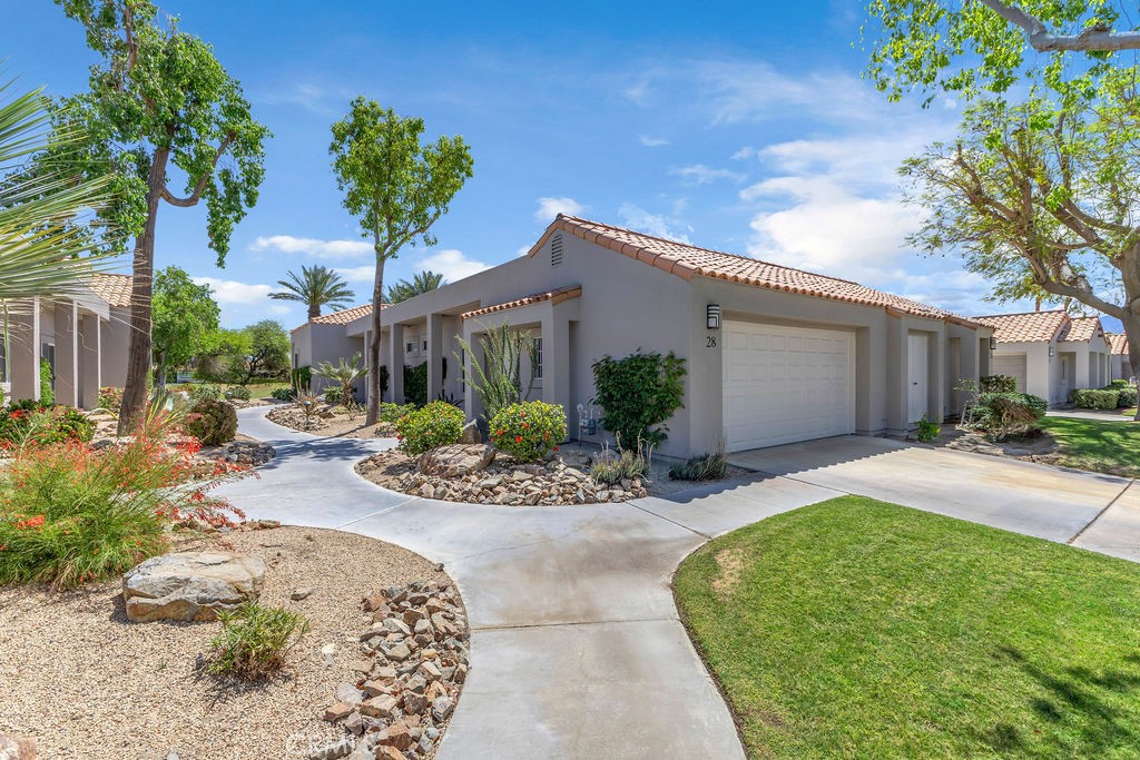 28 Oak Tree Drive Rancho Mirage, CA 92270 - Photo 2 of 41 Front Walkway