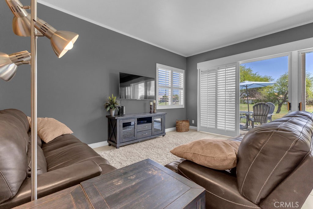 28 Oak Tree Drive Rancho Mirage, CA 92270 - Photo 6 of 41 Living room