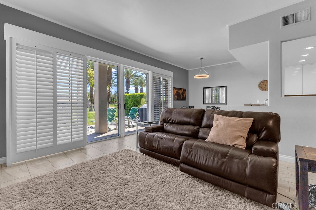 28 Oak Tree Drive Rancho Mirage, CA 92270 - Photo 9 of 41 Living room