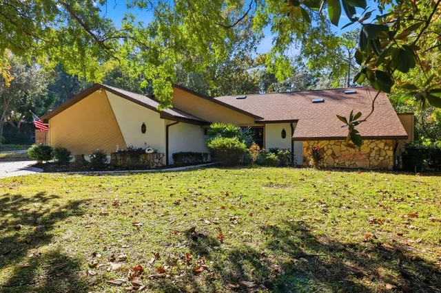 a view of a house with a yard