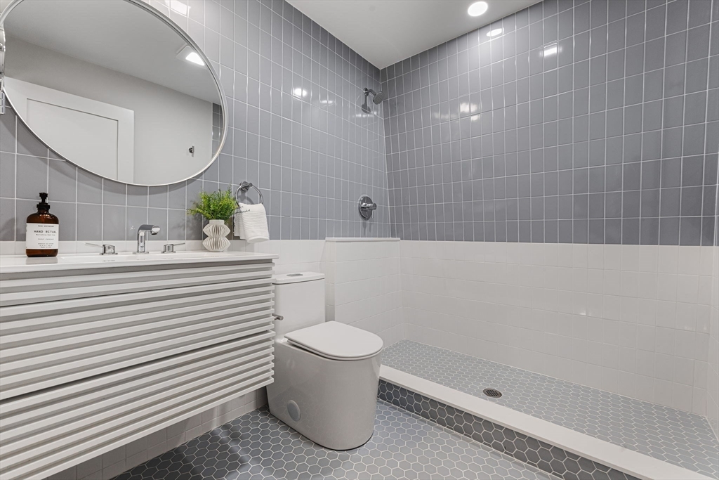 88 Maverick Street, Unit 4 Boston, MA 02128 - Photo 9 of 16