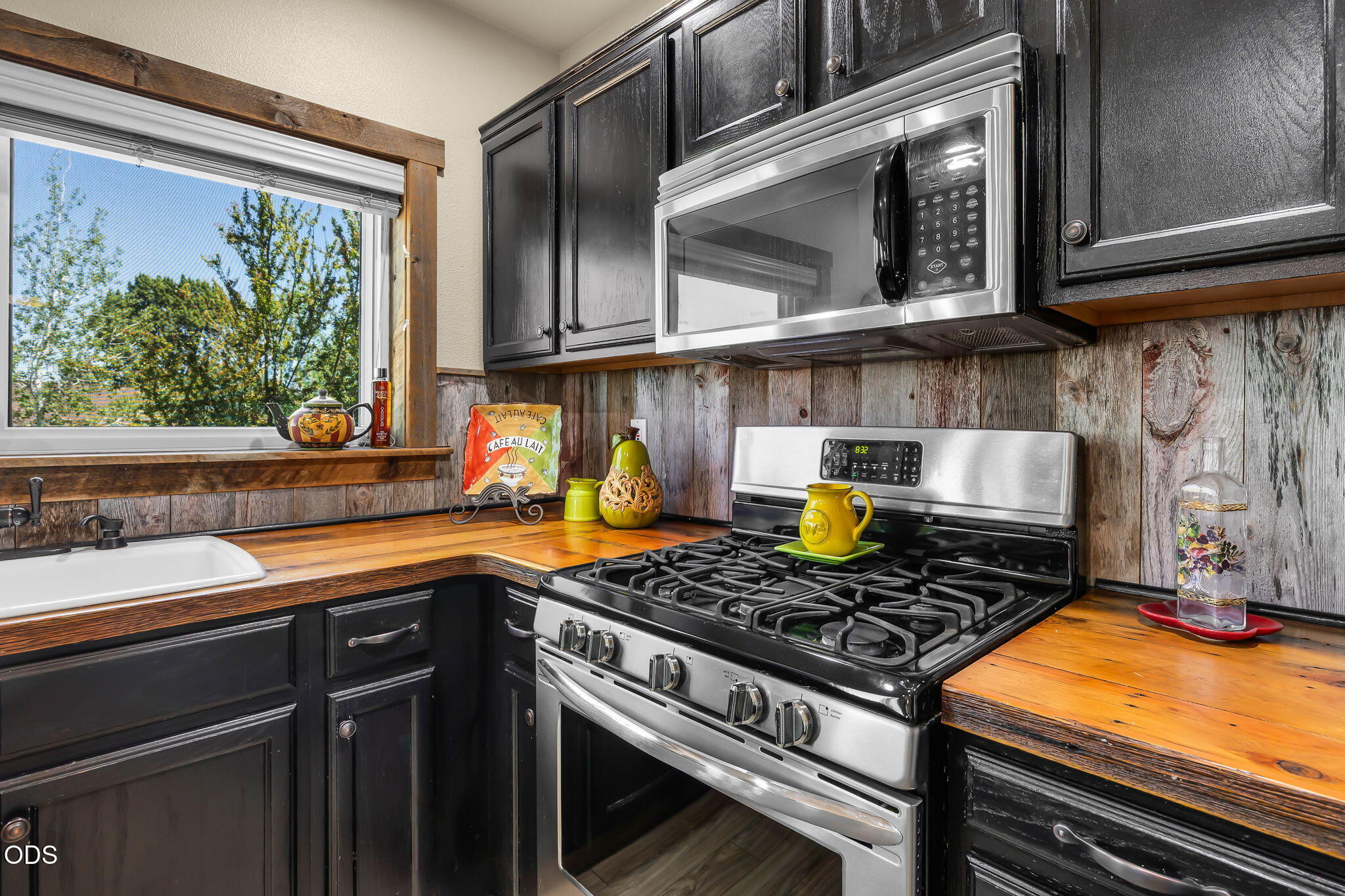 2486 Southwest Valleyview Drive Redmond, OR 97756 - Photo 11 of 55 a kitchen with a stove and a sink
