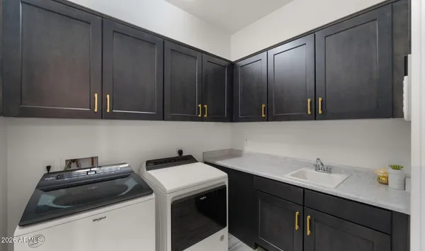 a view of a back yard