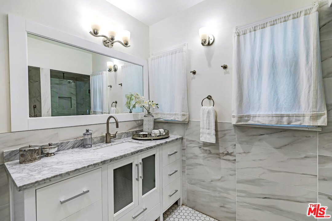 1522 South Point View Street Los Angeles, CA 90035 - Photo 15 of 26