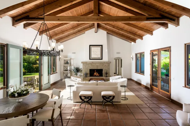 a view of a dinning table and chairs in the patio