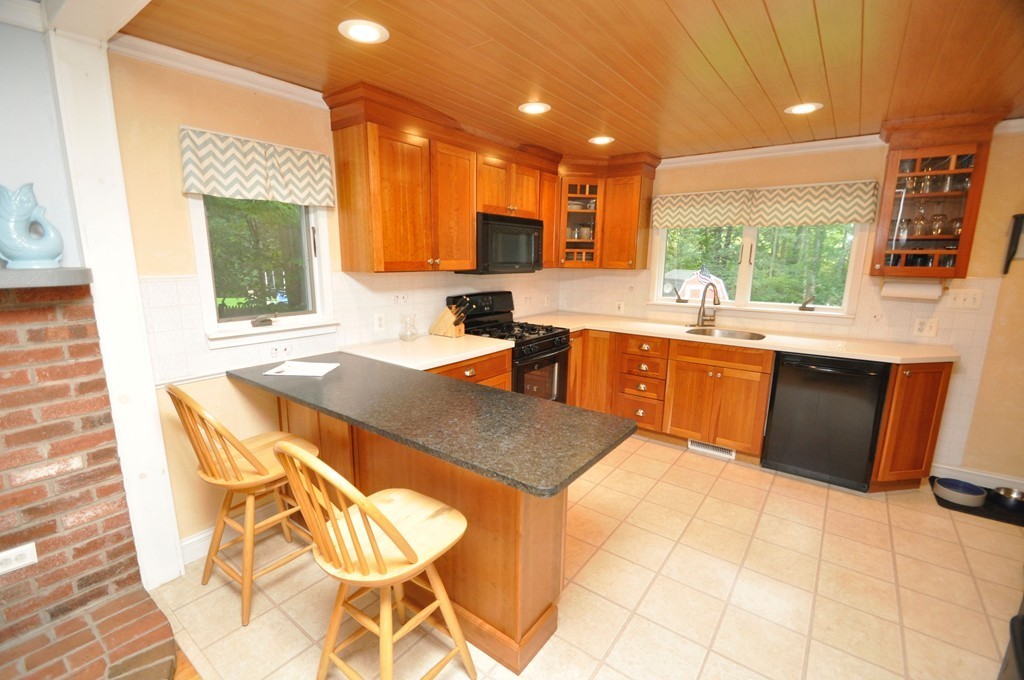 16 Beech Street Hamilton, MA 01982 - Photo 3 of 24 Gallery Image 3