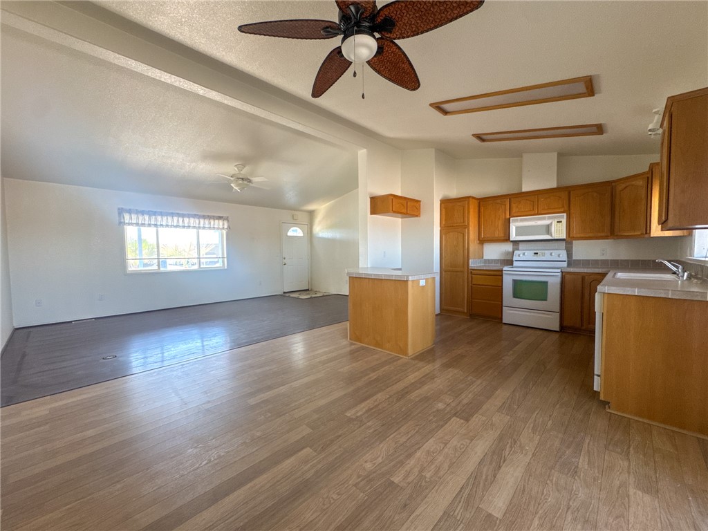 1545 East El Rodeo Road, Unit 163 Fort Mohave, AZ 86426 - Photo 8 of 29 Kitchen