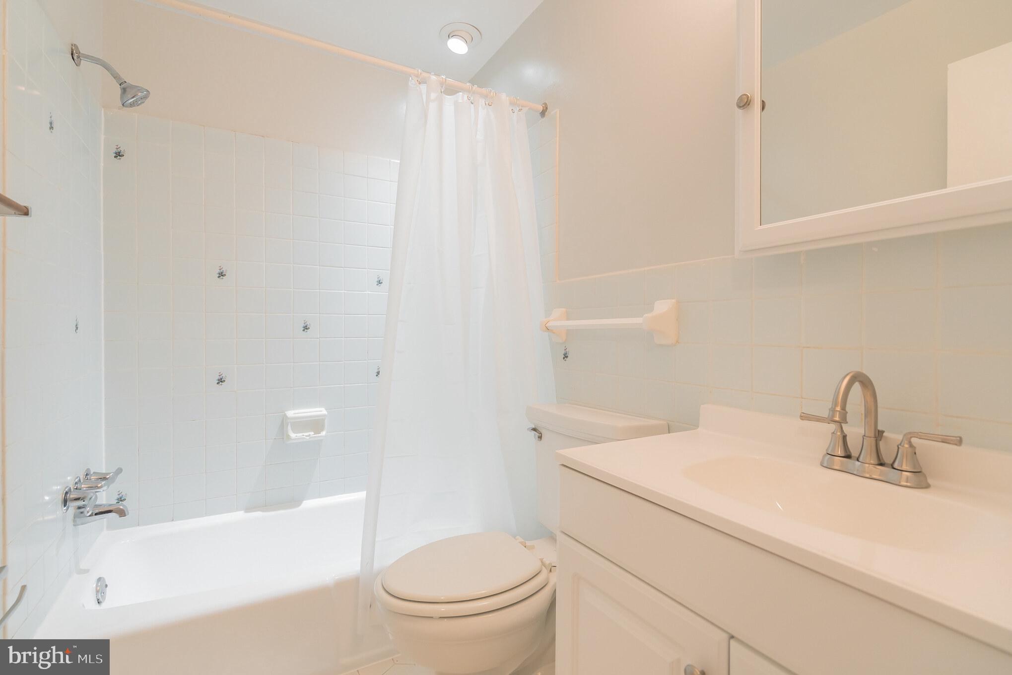 7810 Ontario Road Gainesville, VA 20155 - Photo 23 of 30 Upper level hallway bathroom.