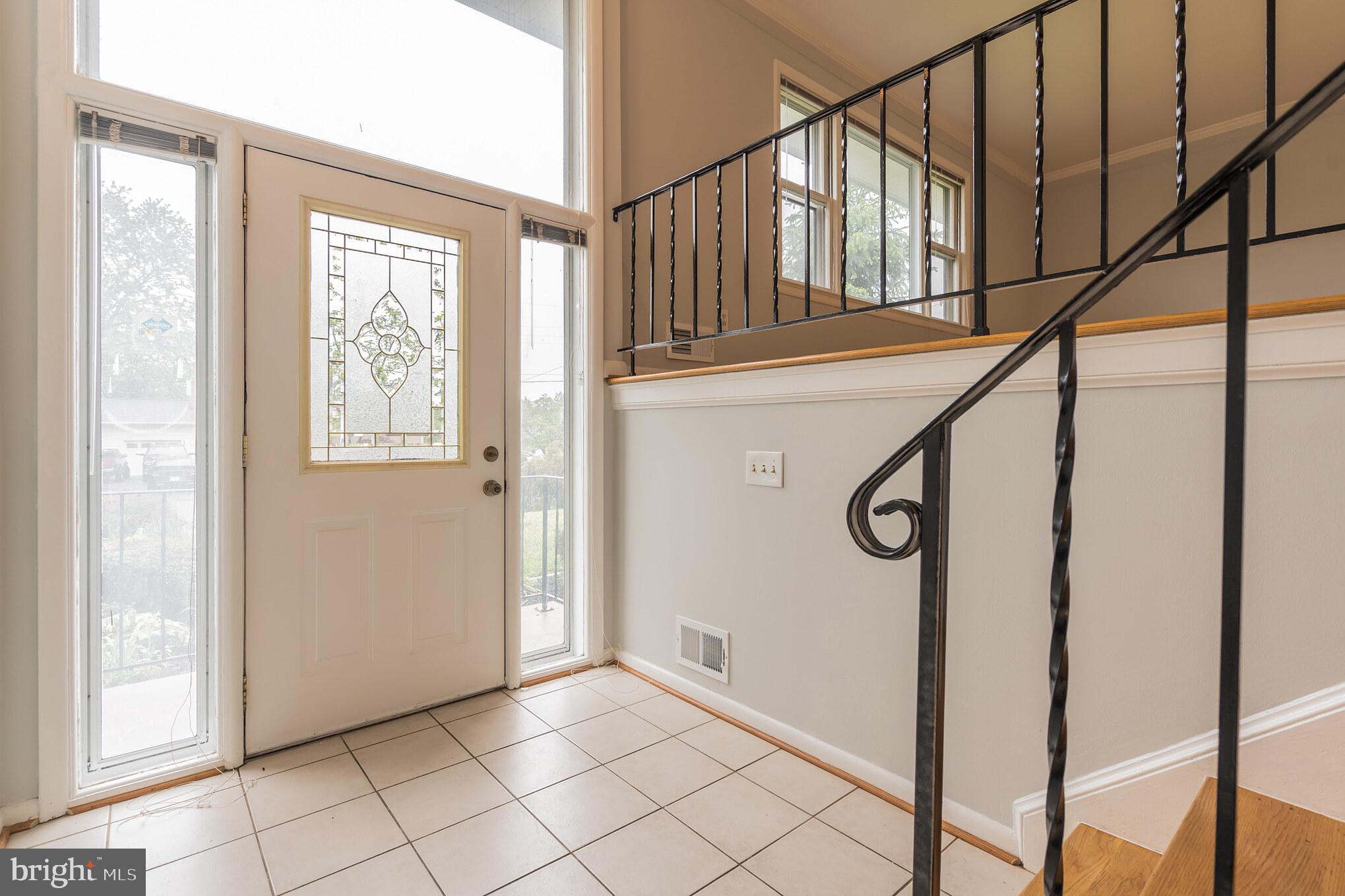 7810 Ontario Road Gainesville, VA 20155 - Photo 4 of 30 Foyer