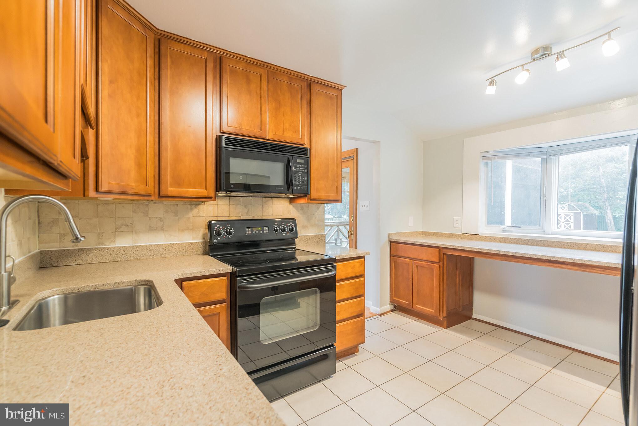 7810 Ontario Road Gainesville, VA 20155 - Photo 6 of 30 Kitchen