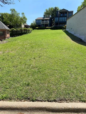 a view of a back yard