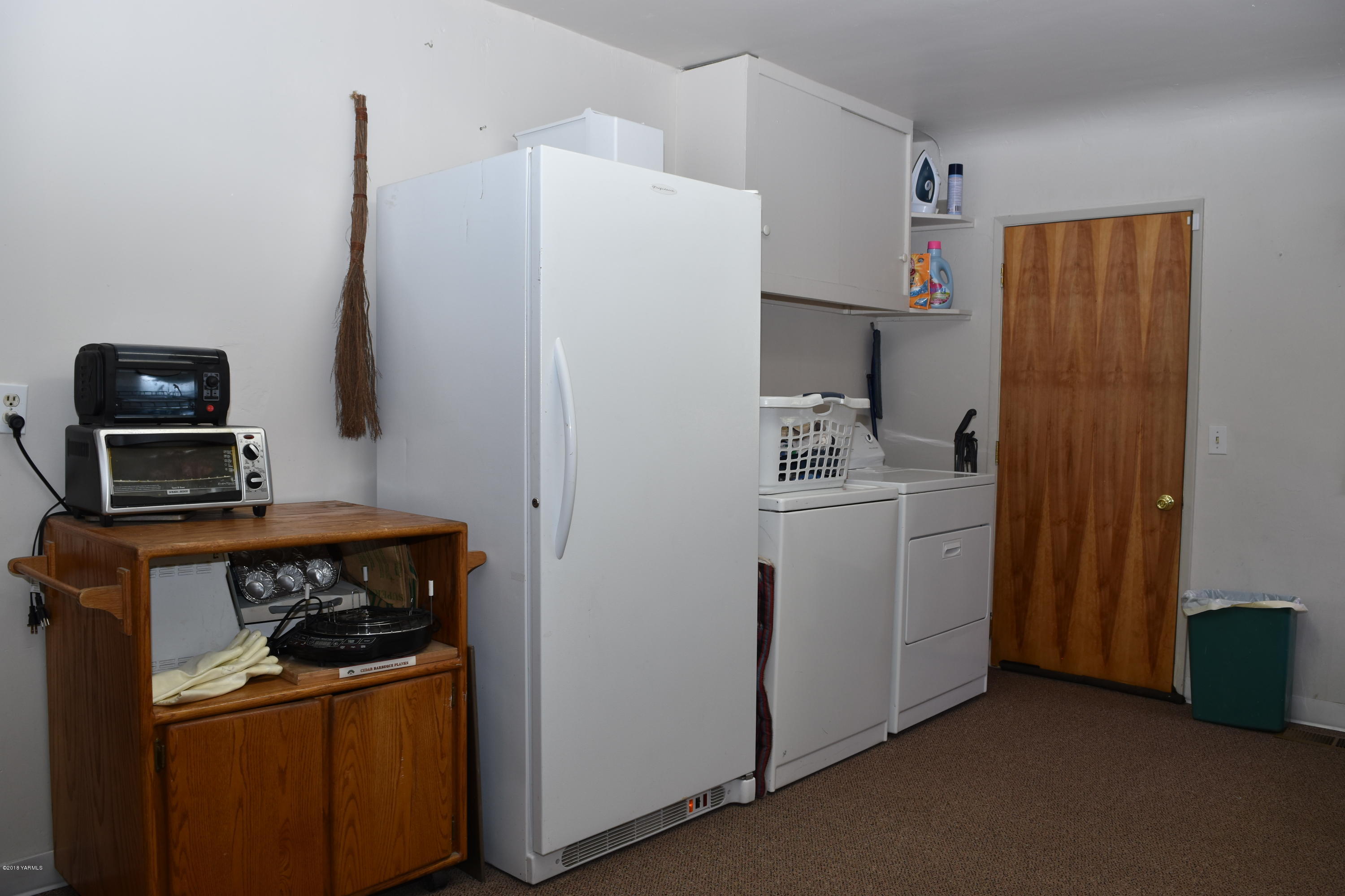 2000 Hiland Road Tieton, WA 98947 - Photo 11 of 16 a utility room with dryer and washer