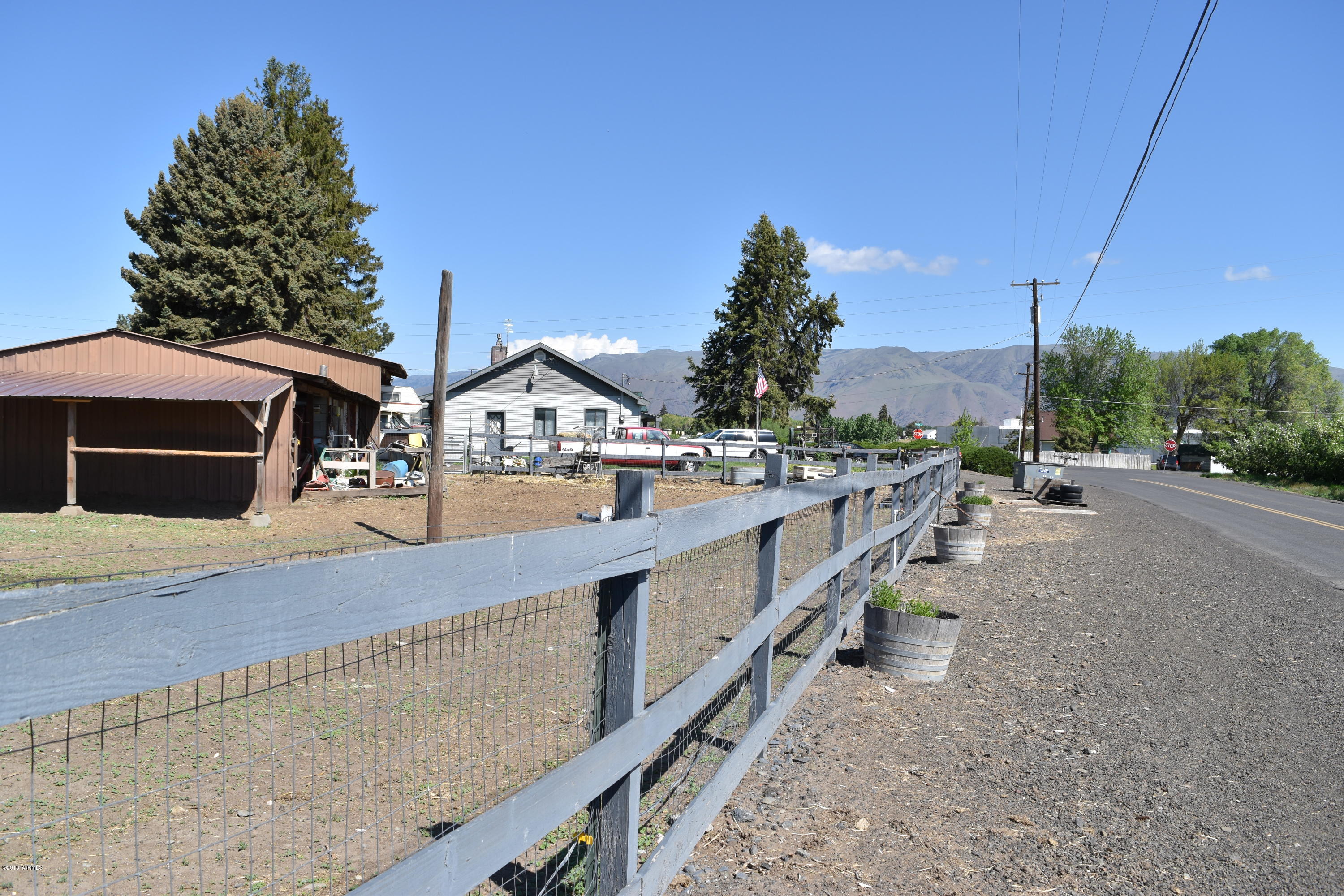 2000 Hiland Road Tieton, WA 98947 - Photo 15 of 16 a balcony with street view