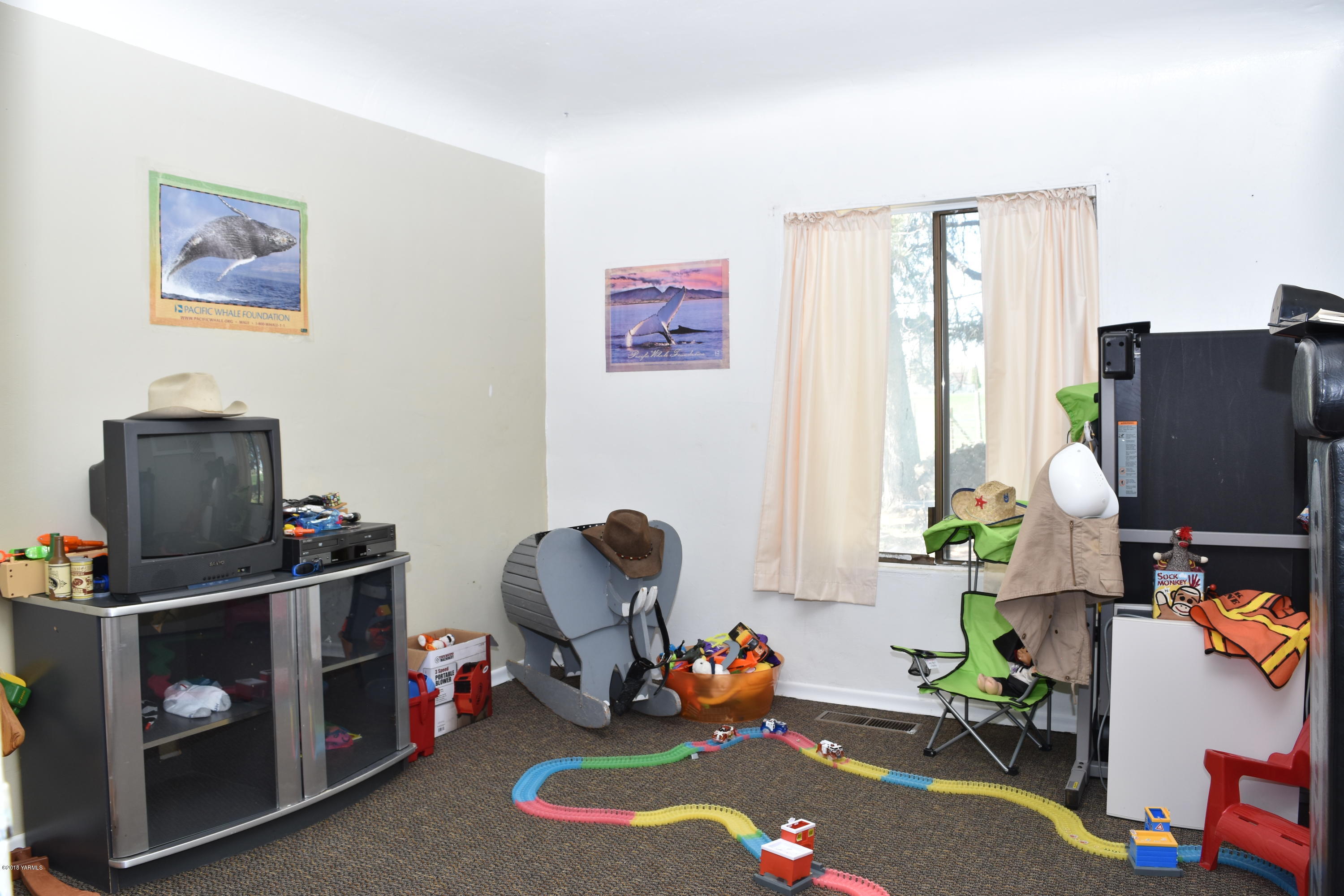 2000 Hiland Road Tieton, WA 98947 - Photo 9 of 16 a room with furniture and a window