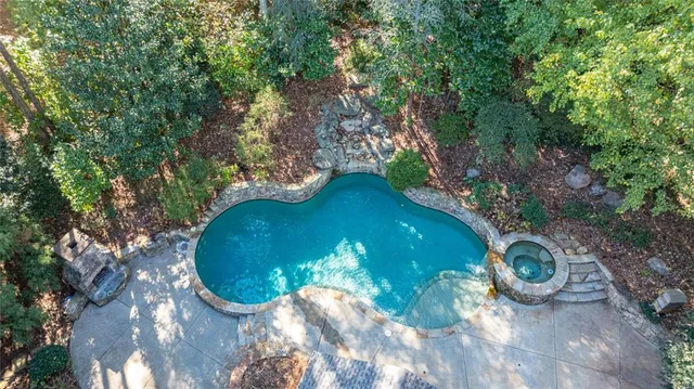 a view of a backyard